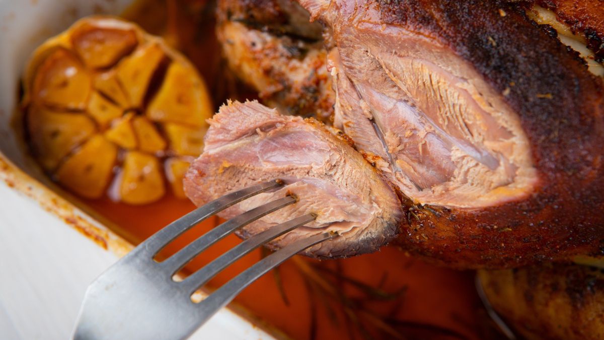 Pieczona perliczka w czosnku i rozmarynie