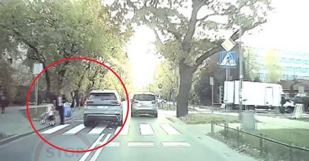 Matka z dzieckiem na pasach i kierowca bez wyobraźni. Wideo z Warszawy