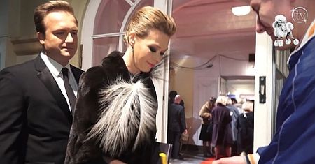 Arciuch i Kasprzykowski rozdają autografy przed wejściem do teatru!