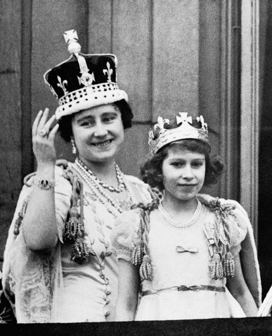 Elżbieta II z matką podczas koronacji króla Jerzego VI 12 maja 1937 r.