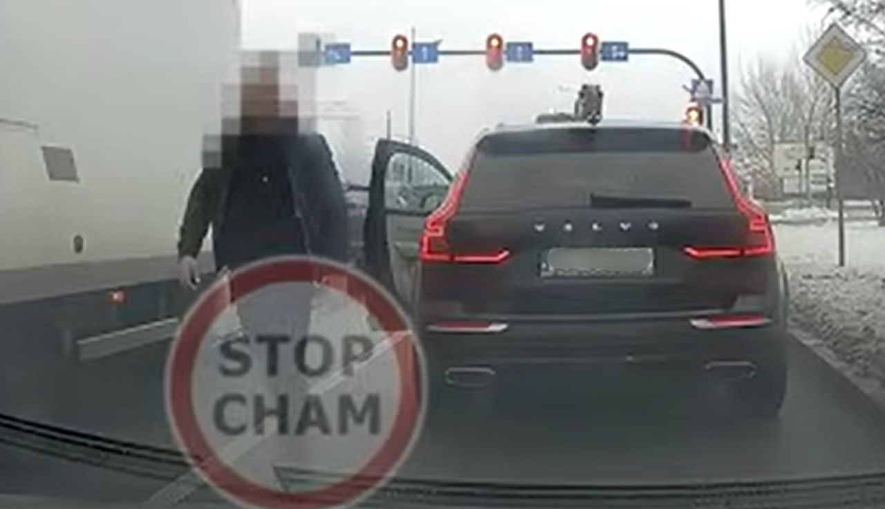 Nie wpuścił go na pas. Sceny na drodze. Aż wyszedł z auta