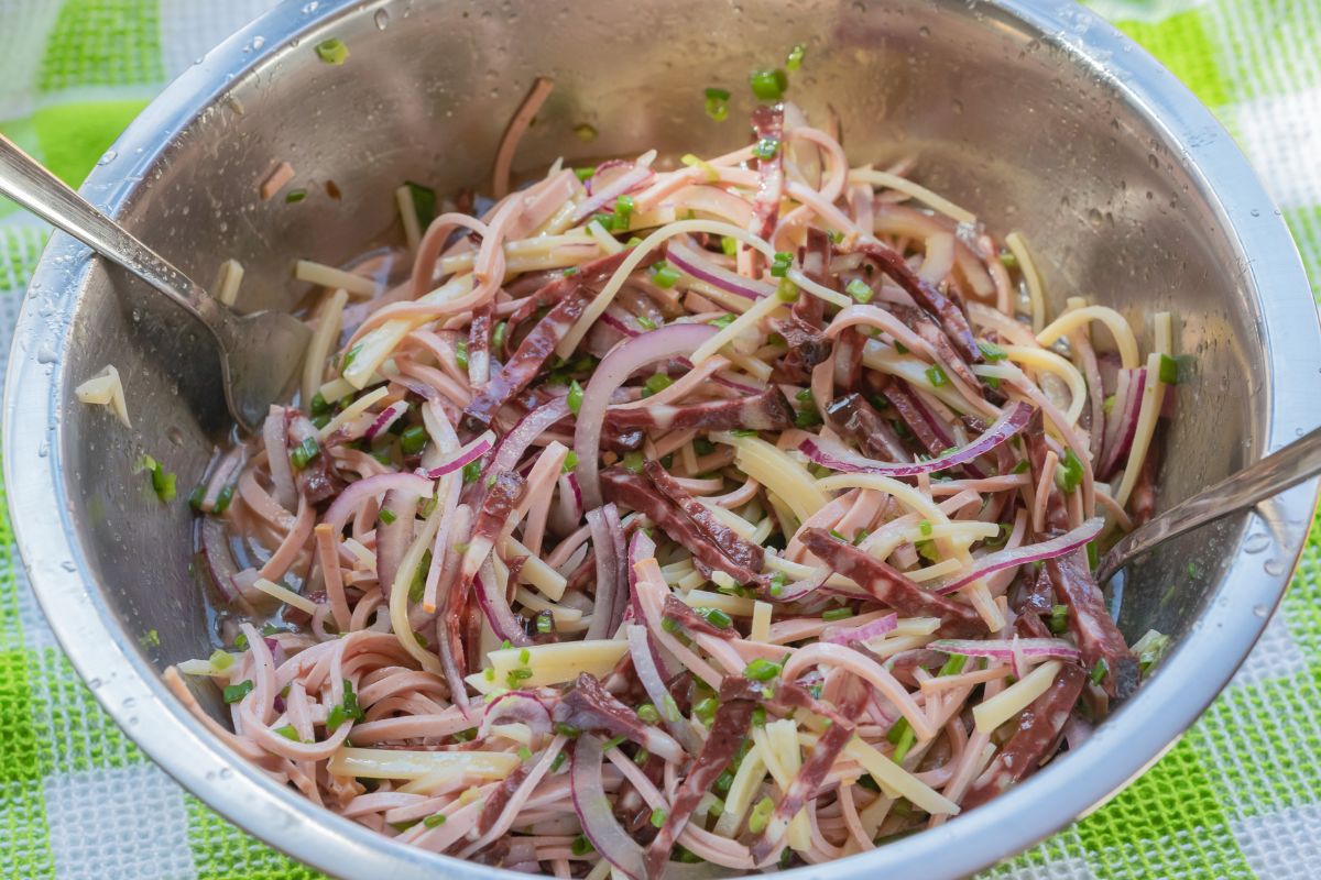 Siekam i nakładam na chleb. Pasta jajeczna i paprykarz nie mogą się równać z tą kanapkową sałatką