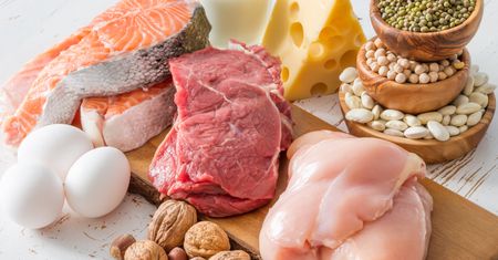Proteinowe produkty opanowały sklepowe półki. Ile tak naprawdę powinieneś jeść białka?