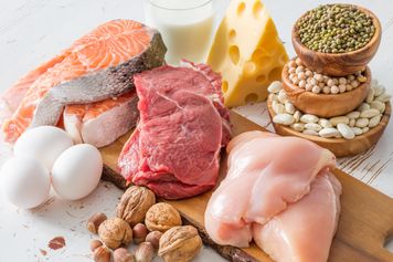 Proteinowe produkty opanowały sklepowe półki. Ile tak naprawdę powinieneś jeść białka?