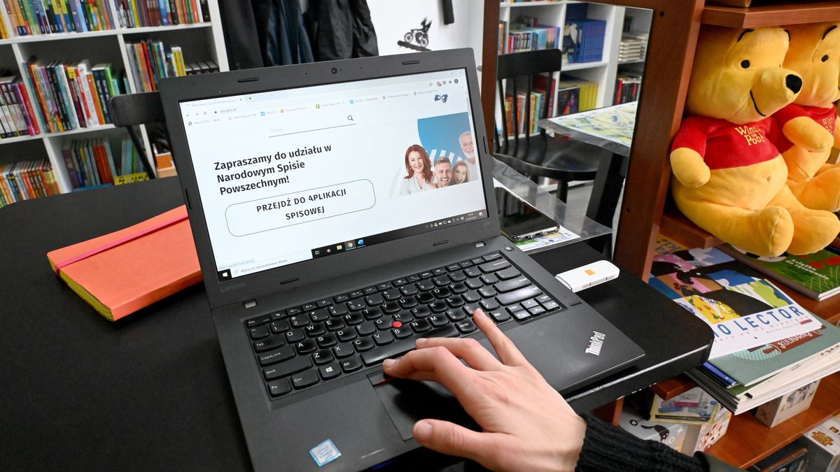 Szczecin, 01.04.2021. Narodowy Spis Powszechny Ludności i Mieszkań, 1 bm. w Szczecinie. Spis odbywa się raz na 10 lat i dotyczy każdej osoby mieszkającej stale, bądź czasowo na terenie Polski. Spis jest obowiązkowy. W tym roku ze względu na pandemię koronawirusa, spis będzie realizowany następującymi metodami: obowiązkowo, czyli metodą samospisu internetowego oraz uzupełniająco metodą wywiadu telefonicznego oraz metodą wywiadu bezpośredniego. (sko) PAP/Marcin Bielecki