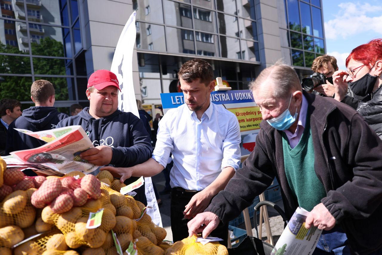 Rolnicy protestują pod Biedronką. Rozdali 10 ton ziemniaków