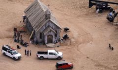 Tragedia na planie. Policja o "niechlujstwie" i zagadce zamiany naboi