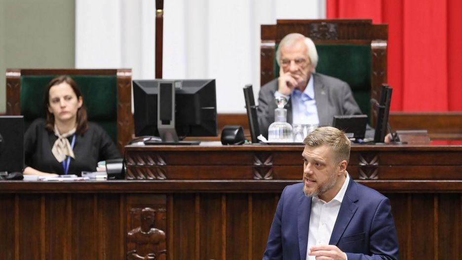 Adrian Zandberg podczas debaty po expose premiera Mateusza Morawieckiego
