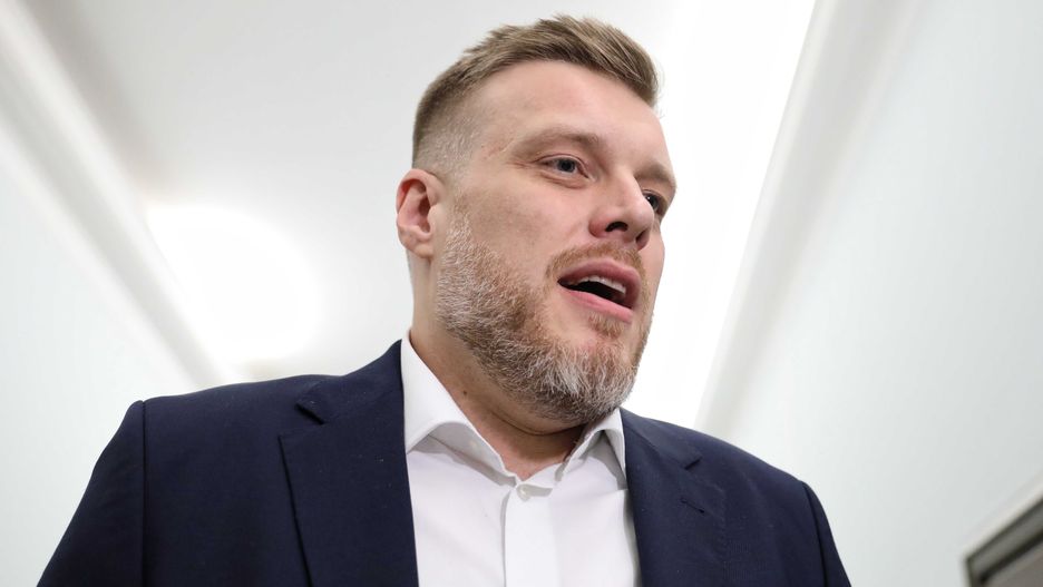 Poseł Adrian Zandberg podczas przerwy w obradach w Sejmie
