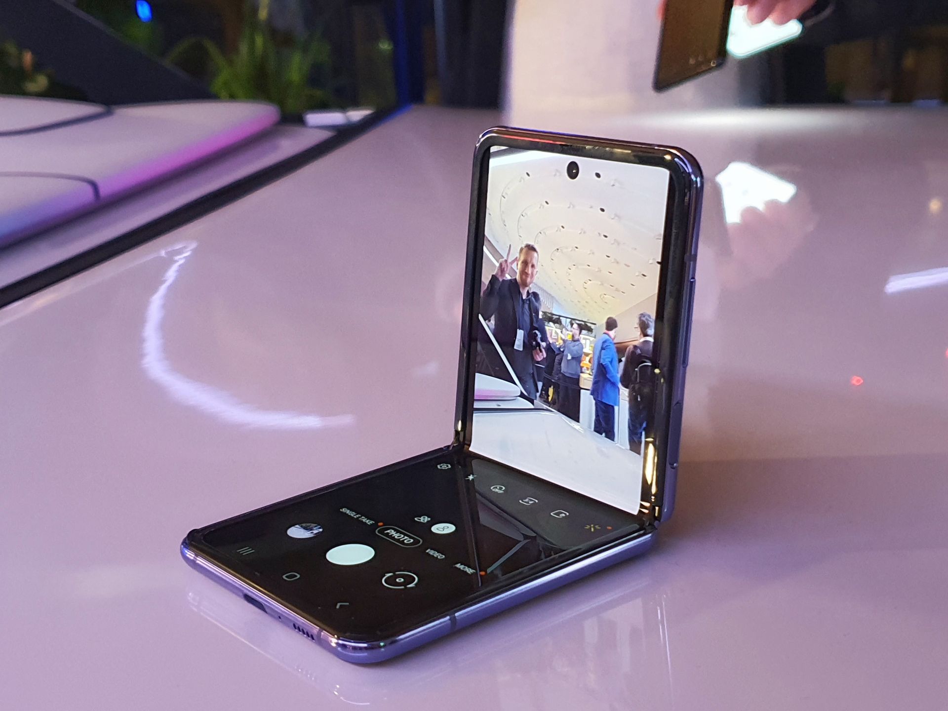 Samsung Galaxy Z Flip udaje zwykły smartfon skuteczniej niż Motorola razr. Tak, to ogromna zaleta 5