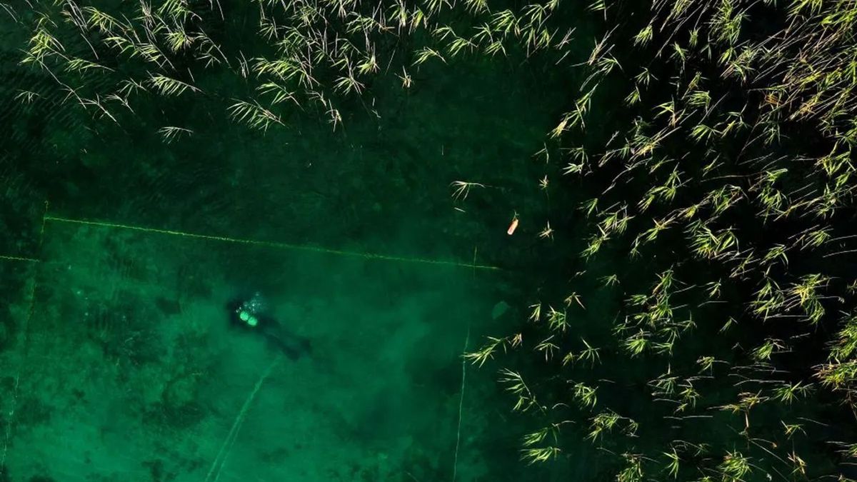 Na dnie jeziora w Albanii odkryto wioskę sprzed 8 tys. lat.