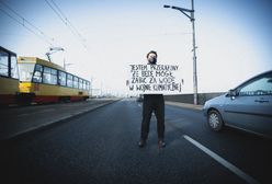 Warszawa. Aktywista Extinction Rebellion zablokował most Poniatowskiego. Na miejscu 10 radiowozów