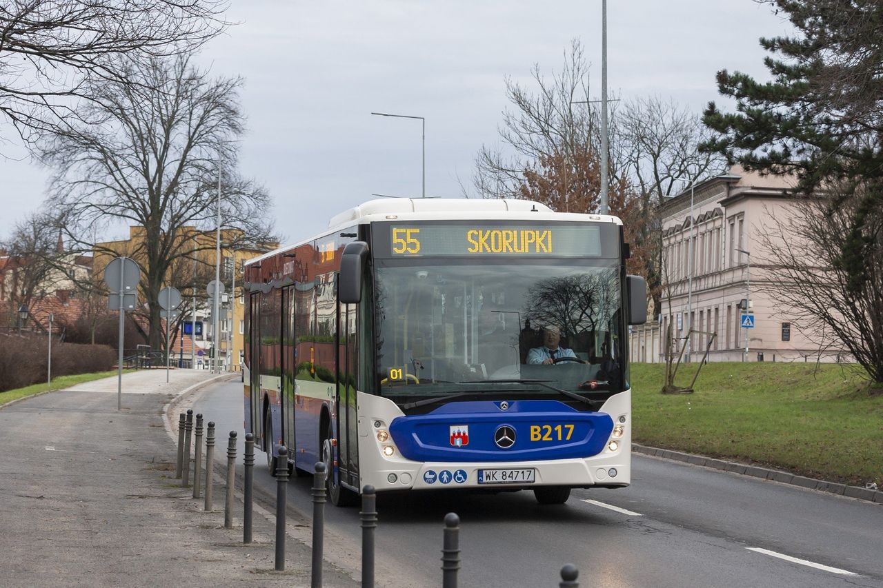 Kierowca autobusu miejskiego w Bydgoszczy zasnął za kierownicą. Uszkodzone trzy samochody osobowe