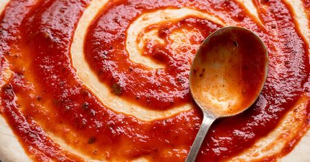 Dodaję kilka kropli do sosu pomidorowego. Pizza wychodzi lepsza niż z osiedlowej knajpy
