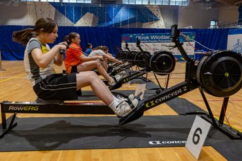 Swarzędz: Pierwszy Krok Wioślarski. Ponad setka uczniów rywalizowała na ergometrach