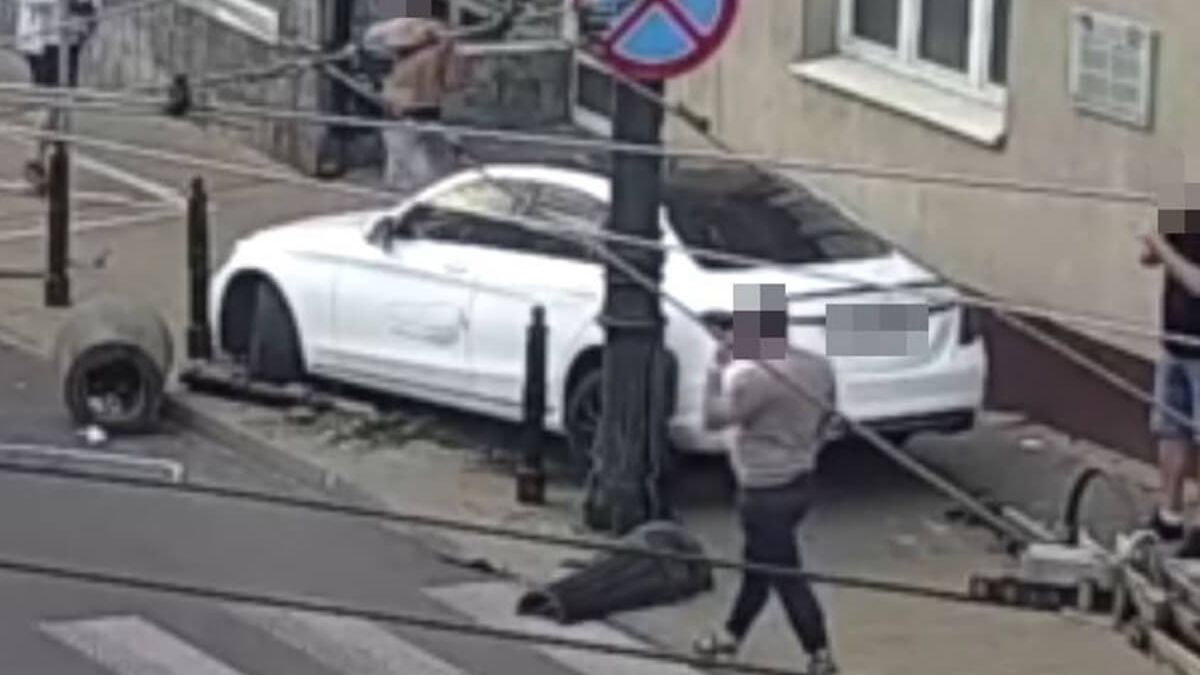 Mercedes ściął sygnalizator na skrzyżowaniu ul. Narutowicza i al. Piłsudskiego w Lublinie