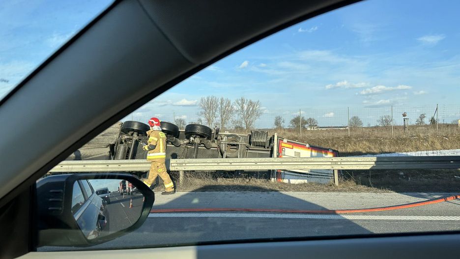 Trasa S17. wypadek za Kołbielą w kierunku Warszawy. Samochód cię