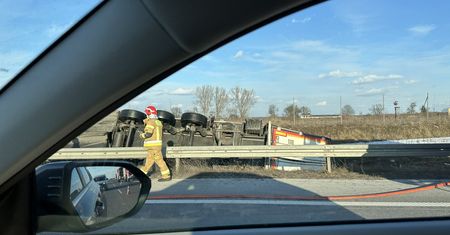 Ciężarówka w rowie. Utrudnienia na S17 koło Otwocka