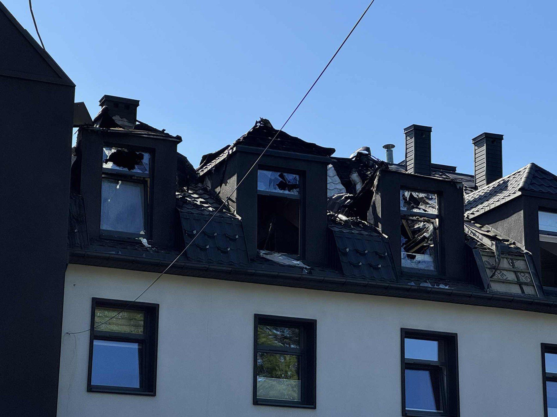 Hotel Senator w Starachowicach po pożarze, do którego doszło w sobotę, 16 sierpnia. W niedzielę trwała rozbiórka dachu. 