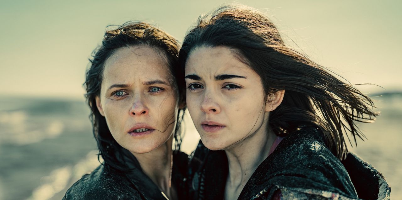 Karolina Kominek i Alicja Wieniawa-Narkiewicz w "Czarnych stokrotkach"