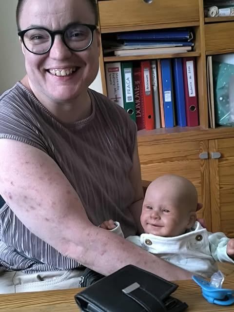 Kasia z lalką reborn Sebusiem podczas nagrania materiału edukacyjnego