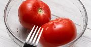 Weź widelec i wbij w pomidora. To najlepszy trik ułatwiający przyrządzanie jedzenia