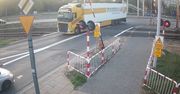Skrajna nieodpowiedzialność na przejeździe kolejowym. "Brakuje nam już słów”