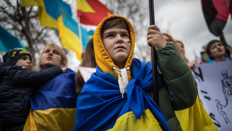  epa09819502 Protesters hold Ukrainian flags and posters as they take part in a demonstration against the Russian invasion of Ukraine, at Republique square in Paris, France, 12 March 2022. People all over the world hold vigils and demonstrations for peace in the Ukraine and against Russian troops invading the country.  EPA/CHRISTOPHE PETIT TESSON Dostawca: PAP/EPA.