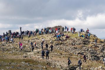 Najbardziej zdradliwa góra w Polsce przyciąga jak magnes. "Tłok jak na dworcu"