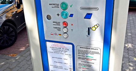 Urzędnicy odradzają jazdy samochodami, a sami parkują pod pałacem