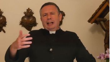 Ksiądz usłyszał na ulicy "dzień dobry" i... zaskoczył wpisem. Internauci bezlitośni: "Można stworzyć taki scenariusz?"