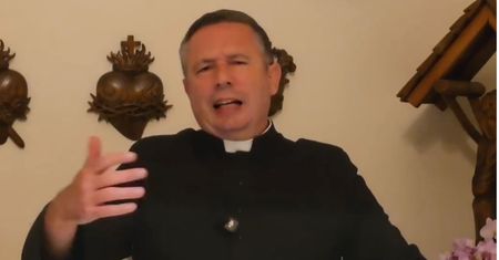 Ksiądz usłyszał na ulicy "dzień dobry" i... zaskoczył wpisem. Internauci bezlitośni: "Można stworzyć taki scenariusz?"