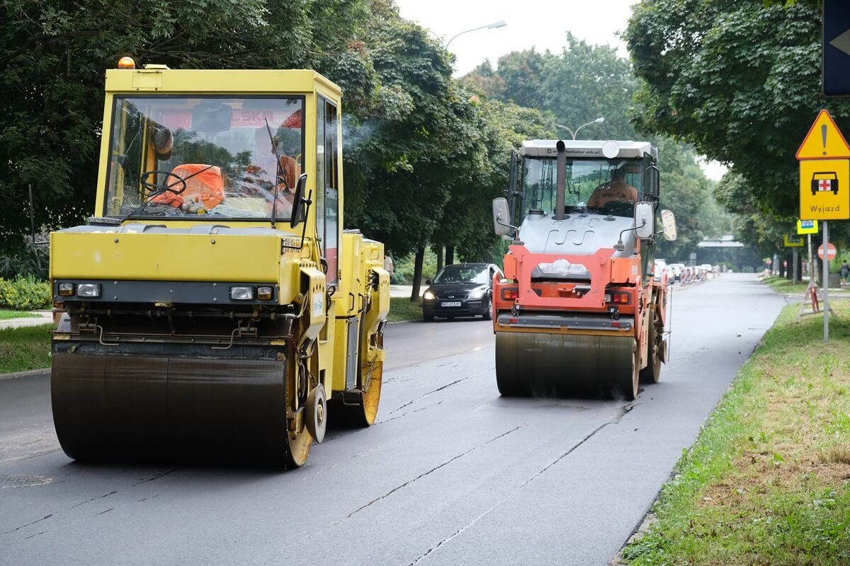 Walce jeżdżące po gorącym asfalcie na ul. Sowińskiego