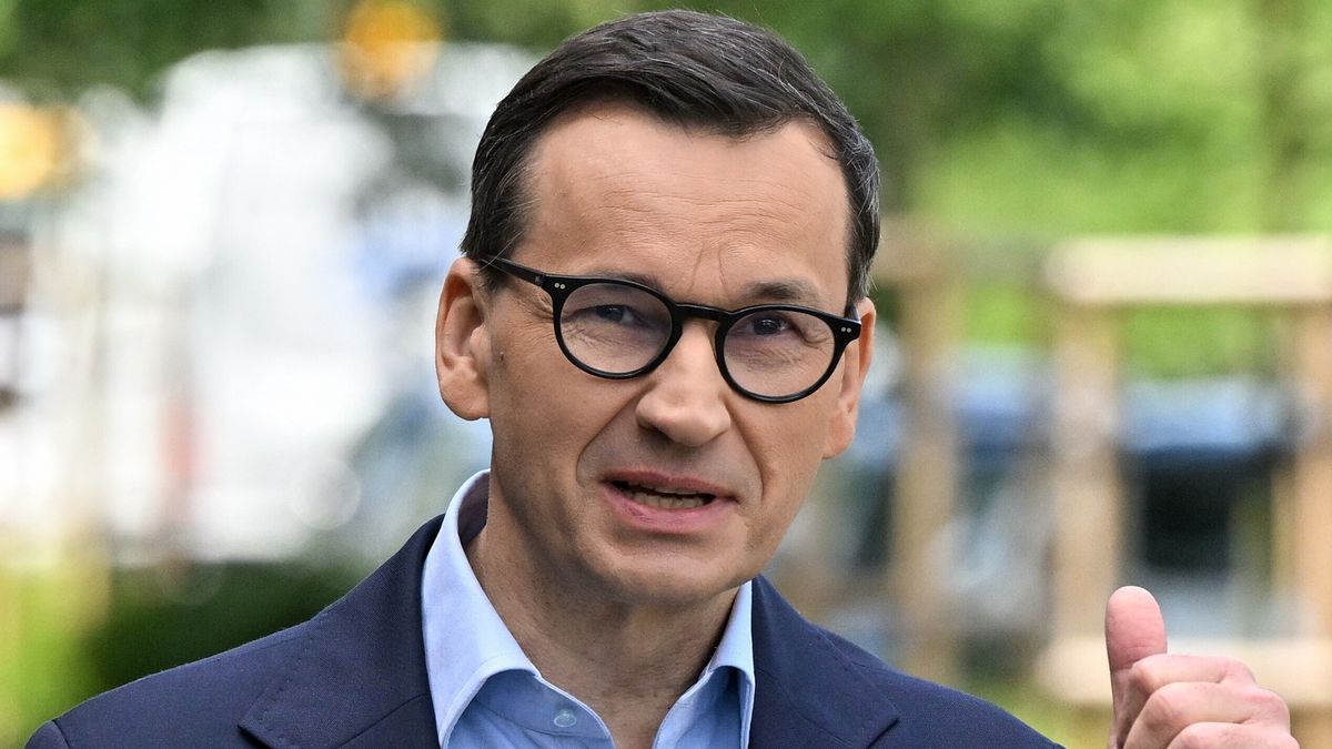 Warszawa, 04.05.2025. Poseł PiS Mateusz Morawiecki podczas konferencji prasowej przed budynkiem Narodowego Funduszu Ochrony Środowiska i Gospodarki Wodnej w Warszawie, 4 bm. (sko) PAP/Radek Pietruszka