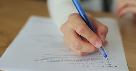 Matura 2025. Co można mieć przy sobie na egzaminie z angielskiego? Dozwolone przedmioty