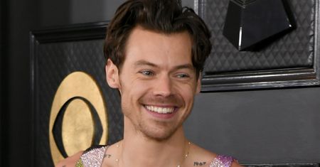 Tylko on mógł się tak ubrać. Harry Styles wskoczył w kolorowy kombinezon i odsłonił tors