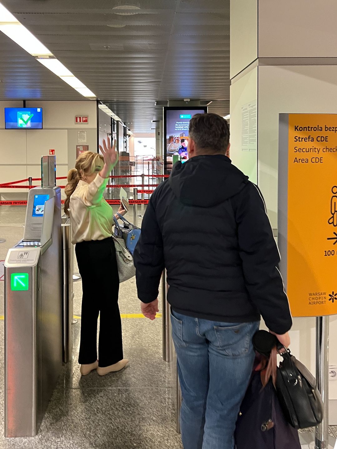 Zenon i Danuta Martyniukowie na lotnisku