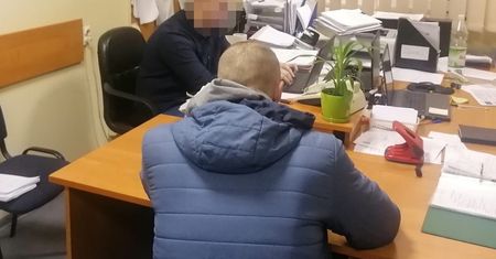 Ukradli księdzu telefon podczas nabożeństwa. Usłyszeli zarzuty