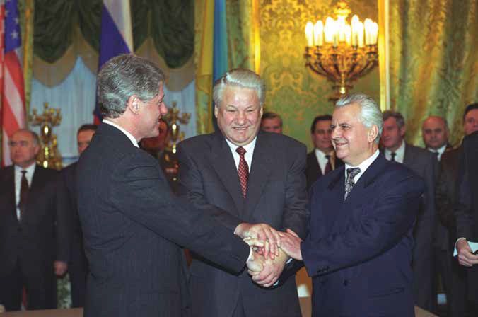 Prezydent USA Bill Clinton, Rosji Borys Jelcyn i Ukrainy Łeonid Krawczyk na wspólnym zdjęciu z początku 1994 roku. Wszyscy oni byli sygnatariuszami porozumienia budapesztańskiego 