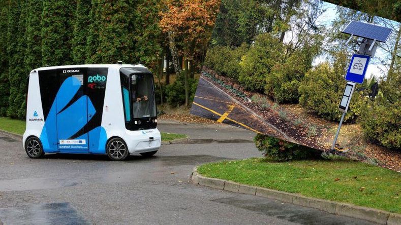 Minibus bez kierowcy przewozi ludzi na gdańskim cmentarzu