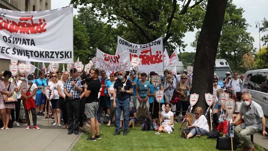 Warszawa. Protest Solidarności Nauczycielskiej przed MEN 