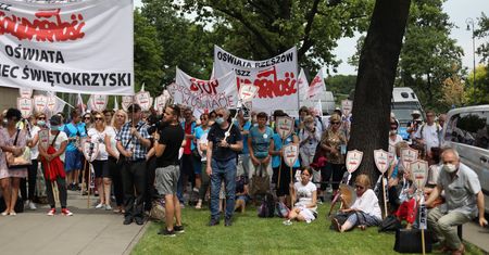 Warszawa. Nauczyciele protestowali przed MEiN. Chcą realizacji porozumienia z rządem
