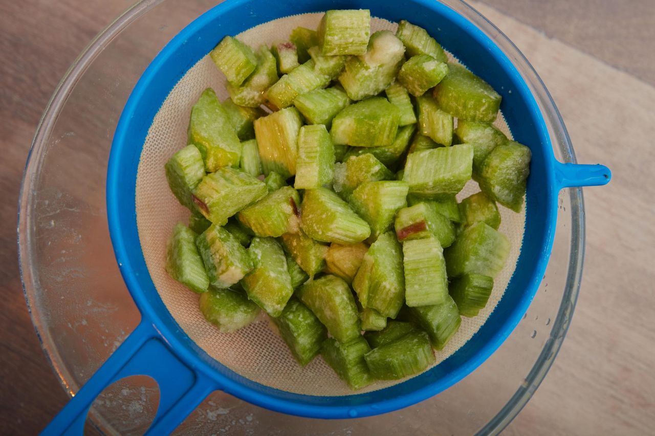 Unikaj rabarbaru, jeśli cierpisz na te choroby. Powikłania są naprawdę groźne