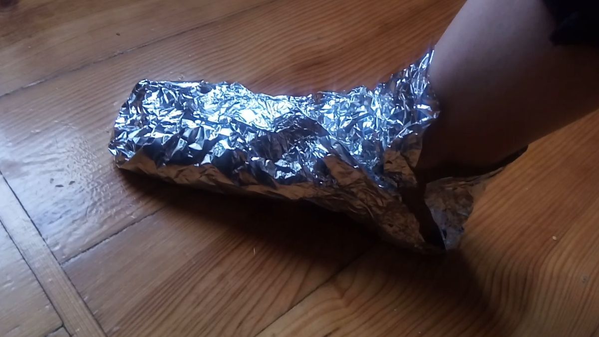 Owijanie w folię aluminiową pomaga rozgrzać stopę