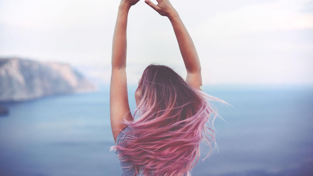 Bez wątpienia kolorowe włosy są trendem, w którym doskonale odnajdują się młode, odważne dziewczyny