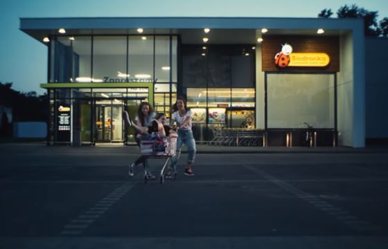 „Możesz być, kim chcesz” przekonuje marka Barbie w nowej kampanii promującej kolekcję dla Biedronki