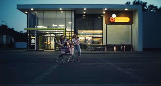 „Możesz być, kim chcesz” przekonuje marka Barbie w nowej kampanii promującej kolekcję dla Biedronki