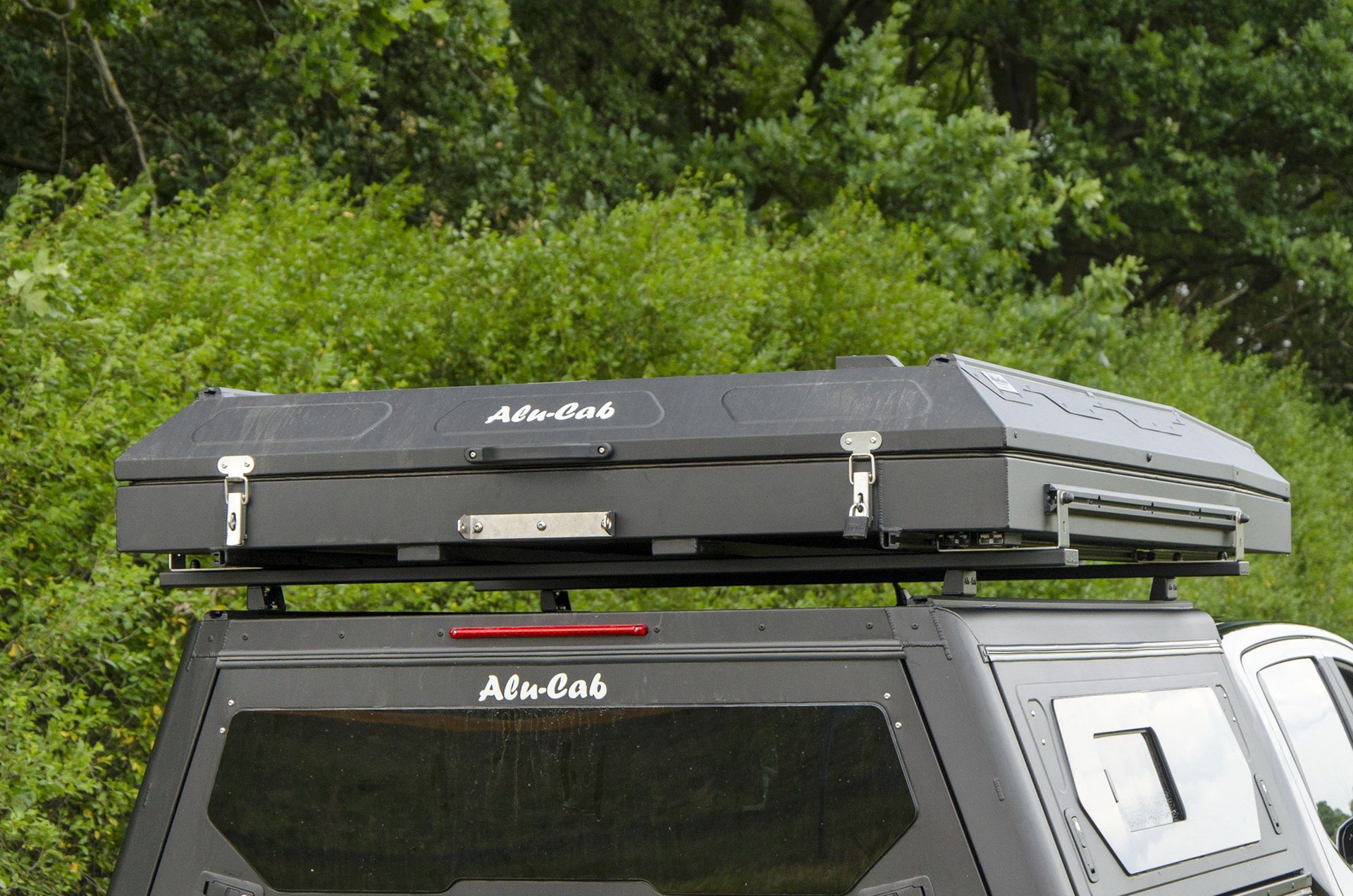 VW Amarok z zabudową i namiotem Alu-Cab