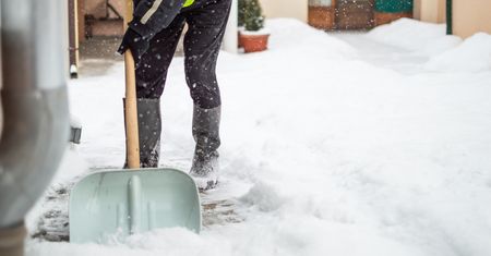 Śnieg na chodniku? Uważaj, możesz dostać mandat