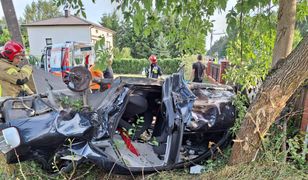 Audi uderzyło w drzewo i dachowało. Jedna osoba nie żyje